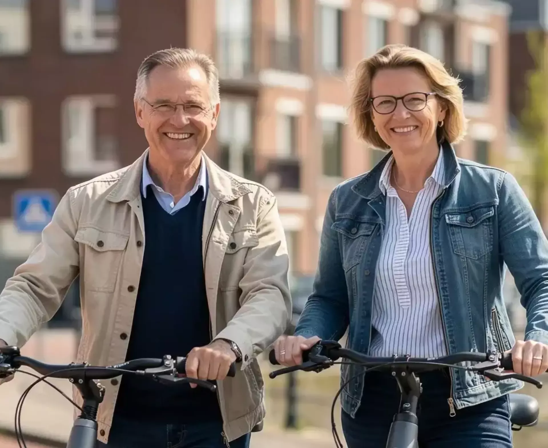 Een glimlachend stel fietst samen door een stad.