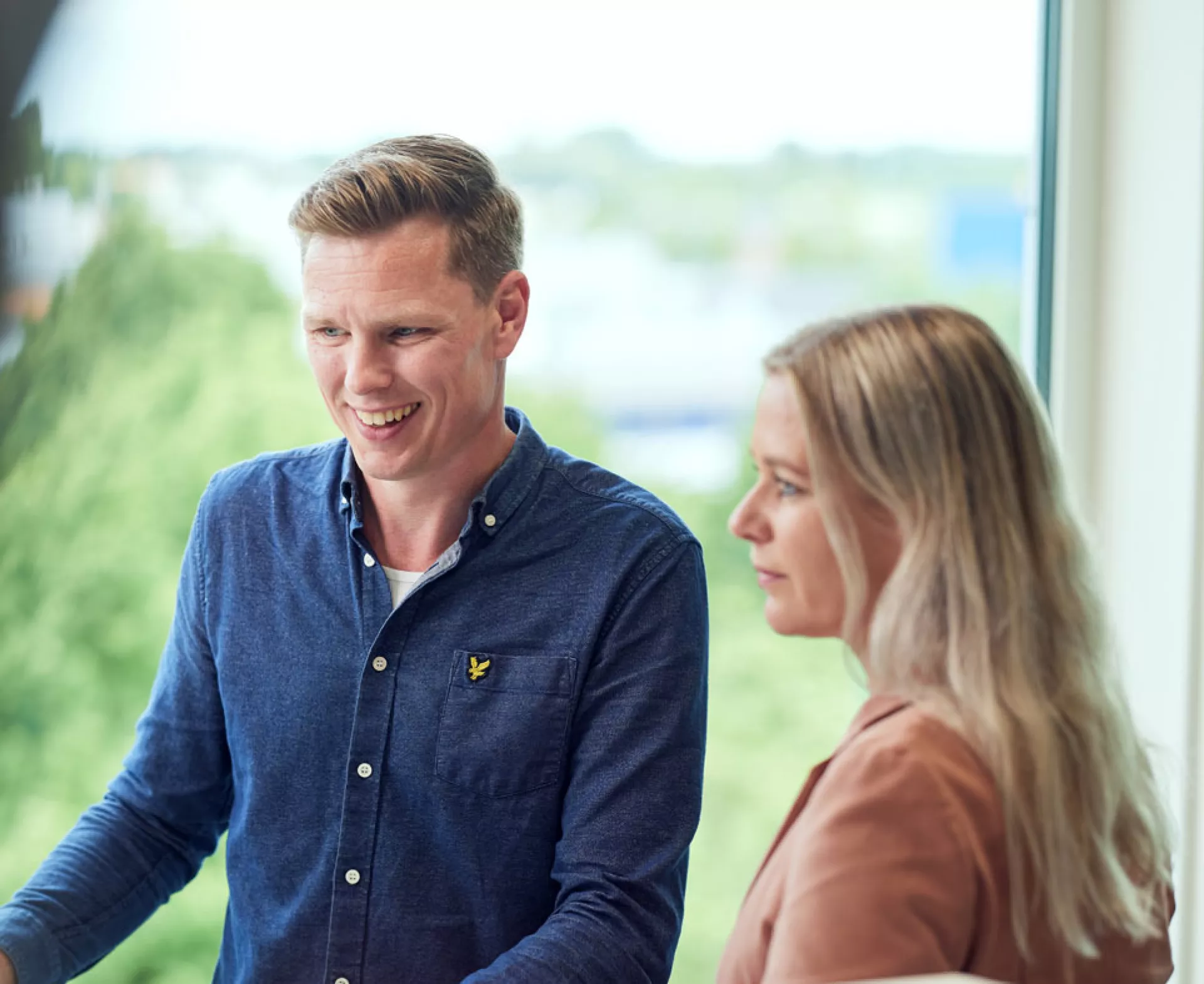 Twee mensen werken samen achter een computer.