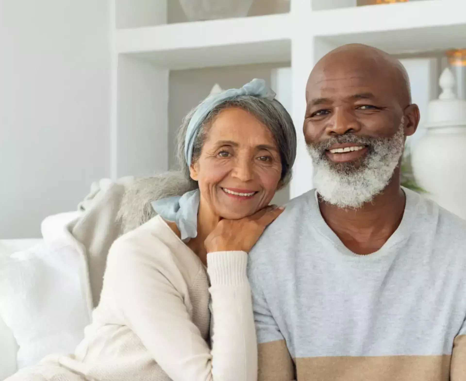 Een gelukkig stel zit samen op een bank.