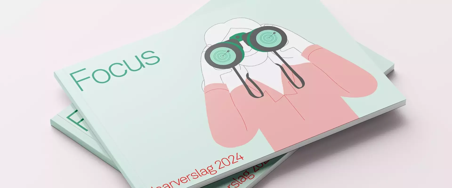 Een stapel brochures met een illustratie van een persoon met een verrekijker en de tekst "Focus" en "Jaarverslag 2024".