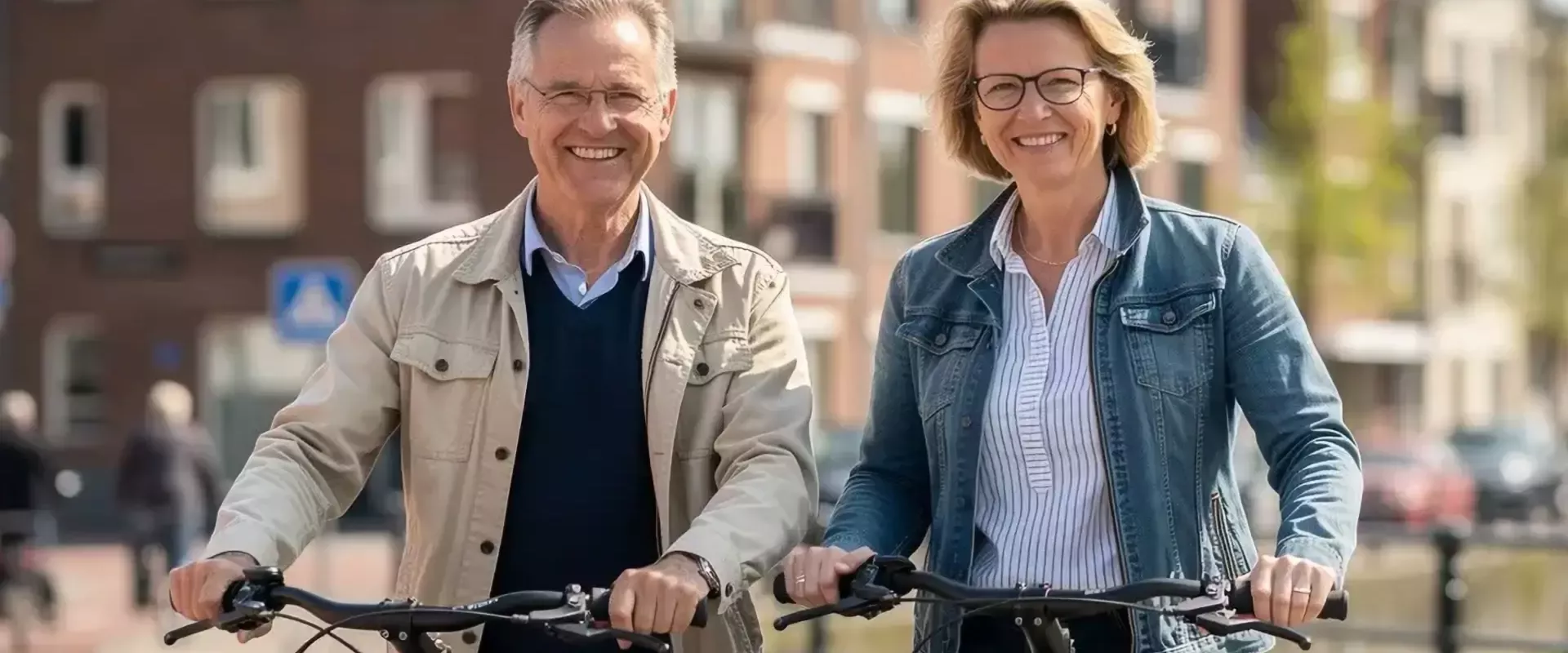 Een glimlachend stel fietst samen door een stad.