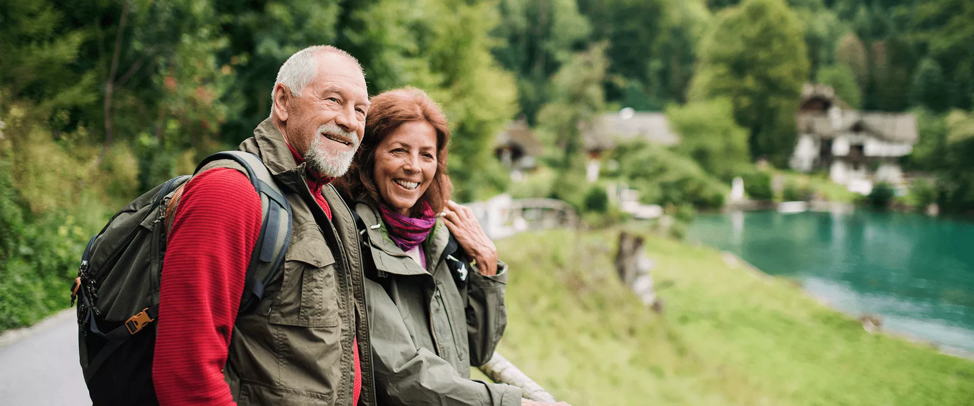 Een ouder koppel geniet van een wandeling in een schilderachtig landschap.