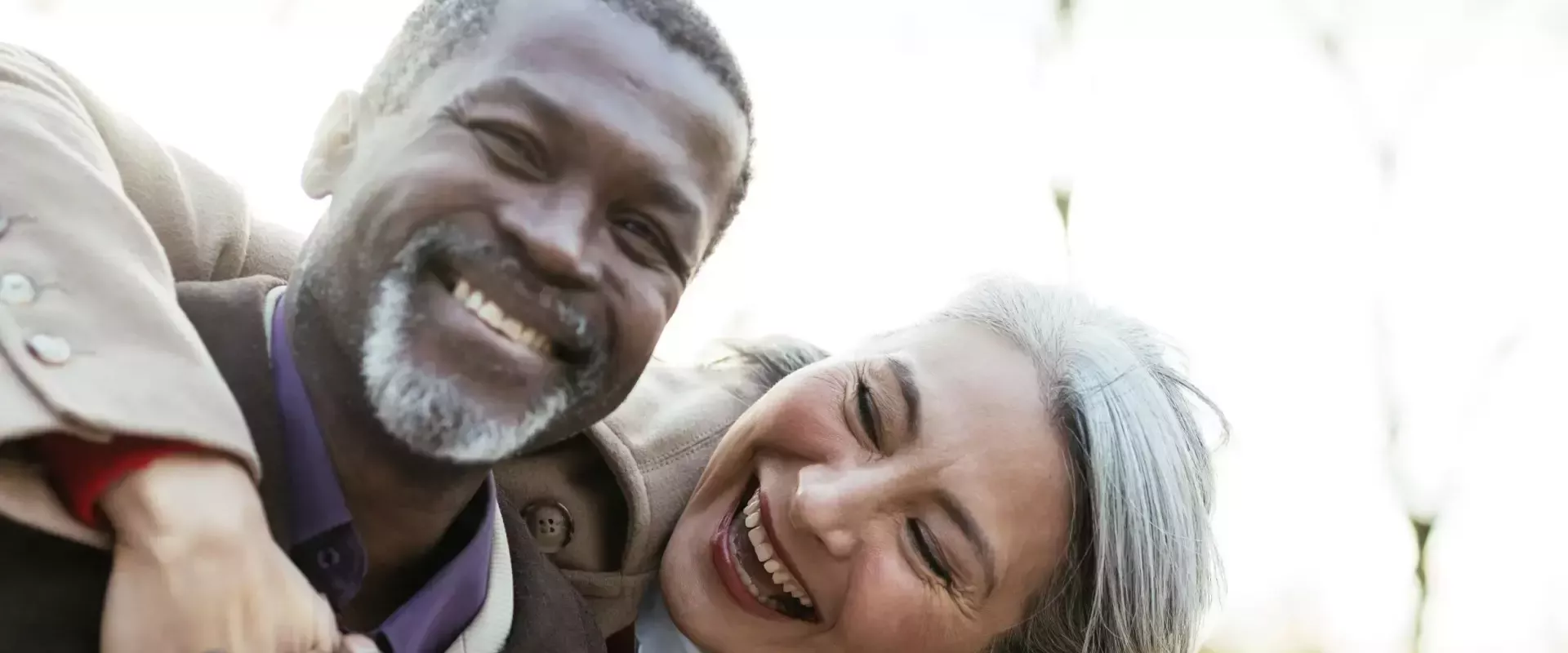 Gelukkig ouder stel dat samen lacht