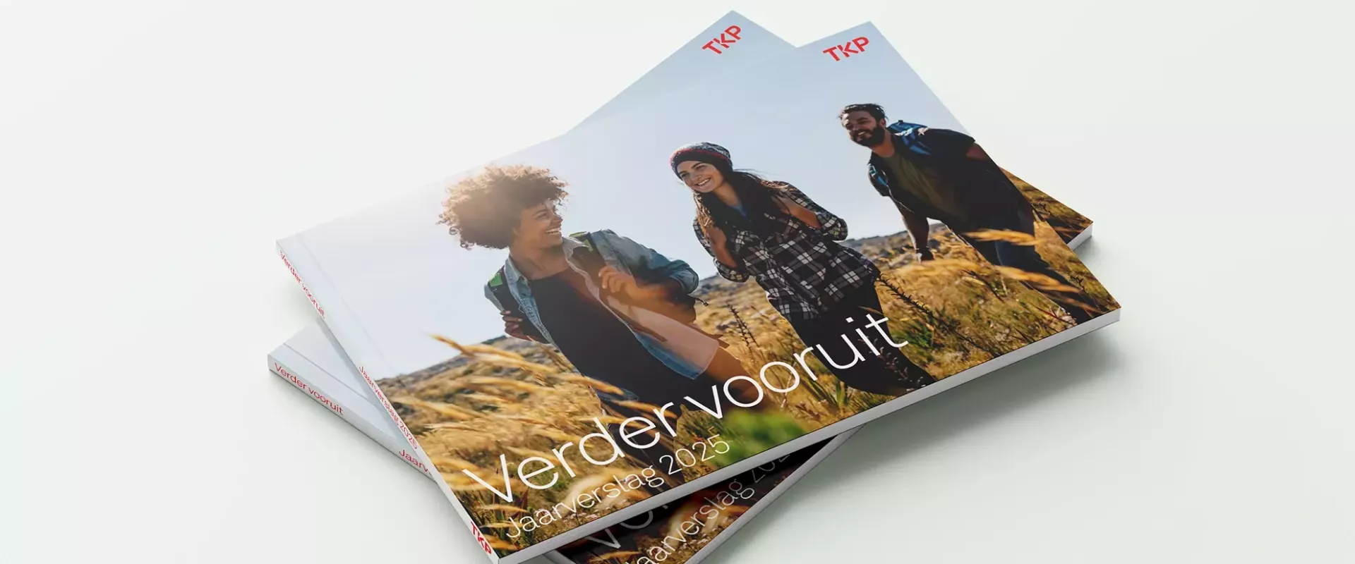 Twee brochures met een afbeelding van drie personen die buiten wandelen, met de tekst "Verder vooruit" op de voorkant.
