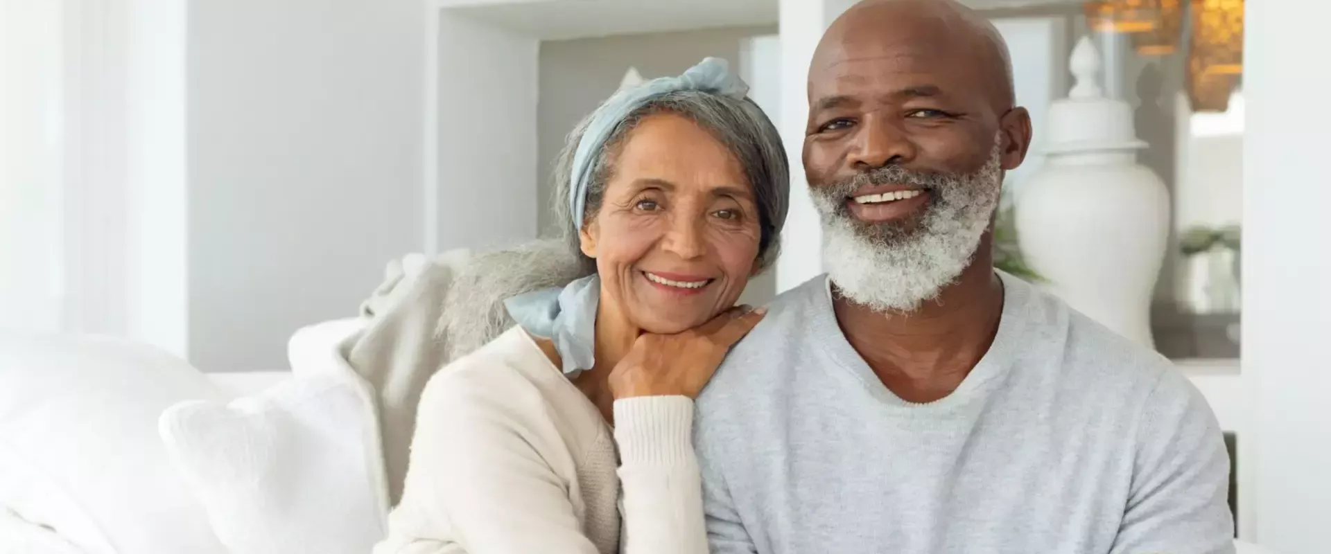 Een gelukkig stel zit samen op een bank.