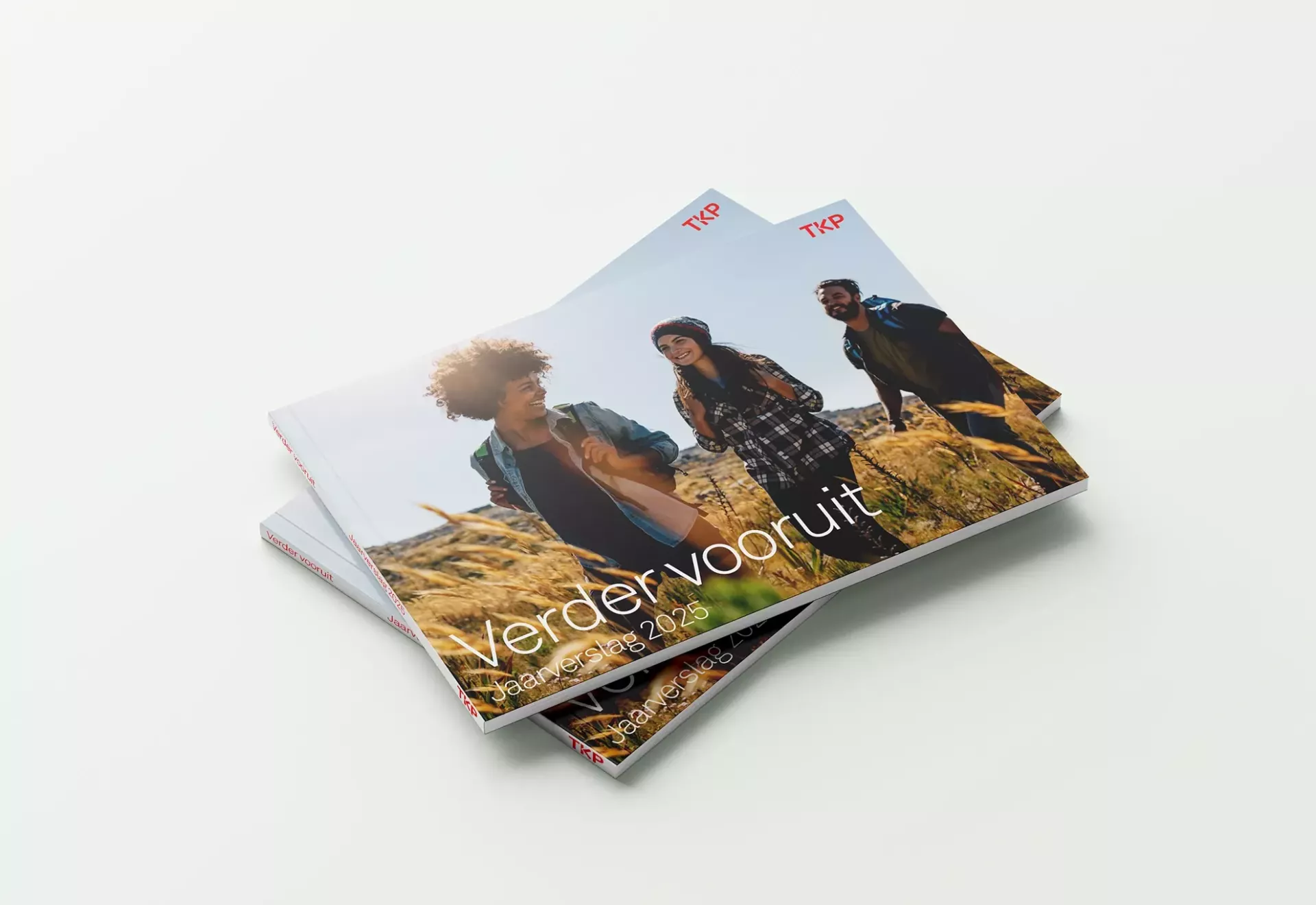 Twee brochures met een afbeelding van drie personen die buiten wandelen, met de tekst "Verder vooruit" op de voorkant.