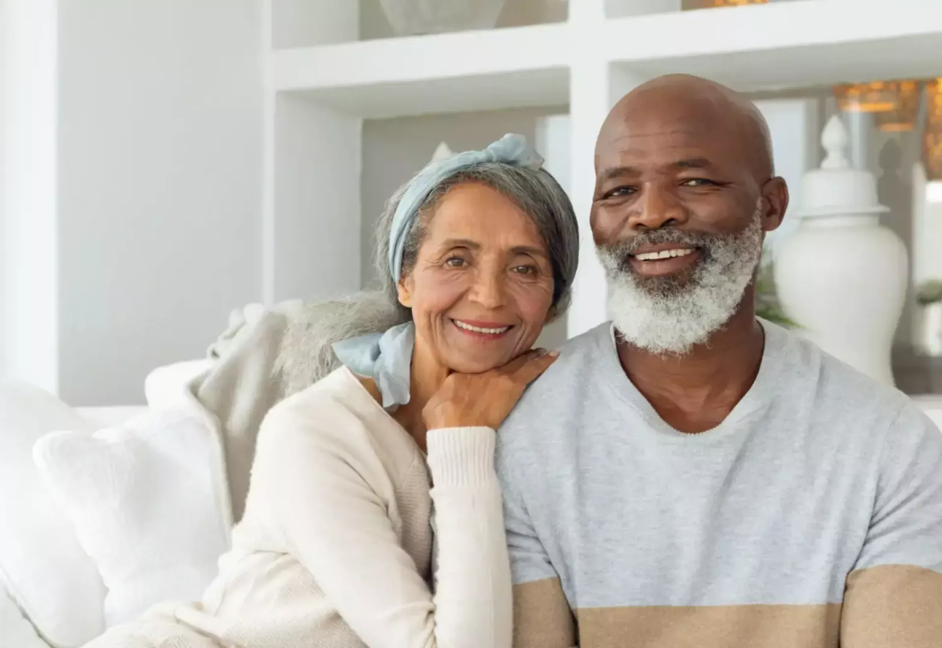 Een gelukkig stel zit samen op een bank.