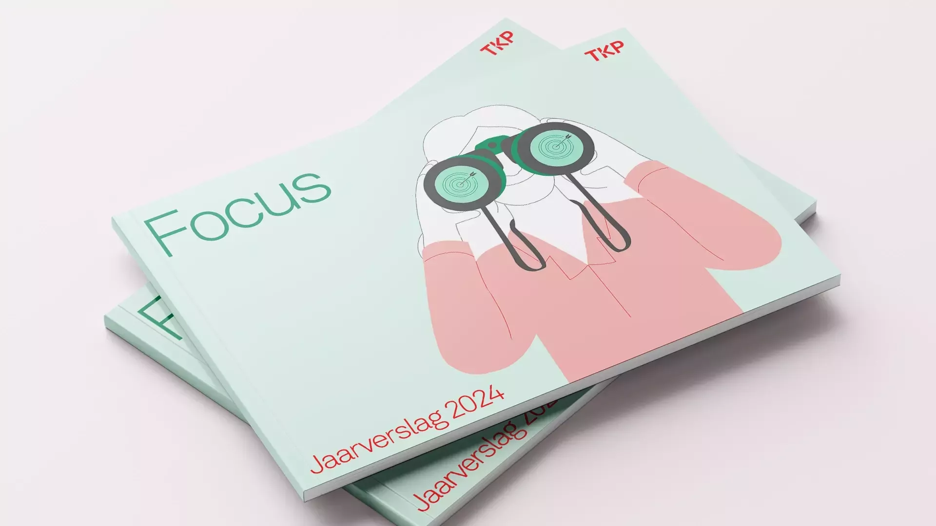 Een stapel brochures met een illustratie van een persoon met een verrekijker en de tekst "Focus" en "Jaarverslag 2024".