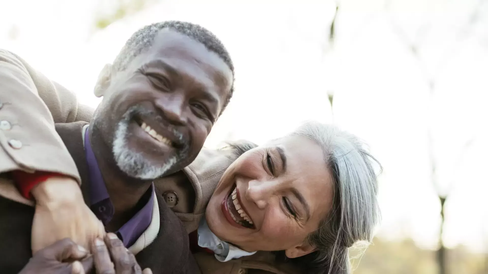 Gelukkig ouder stel dat samen lacht