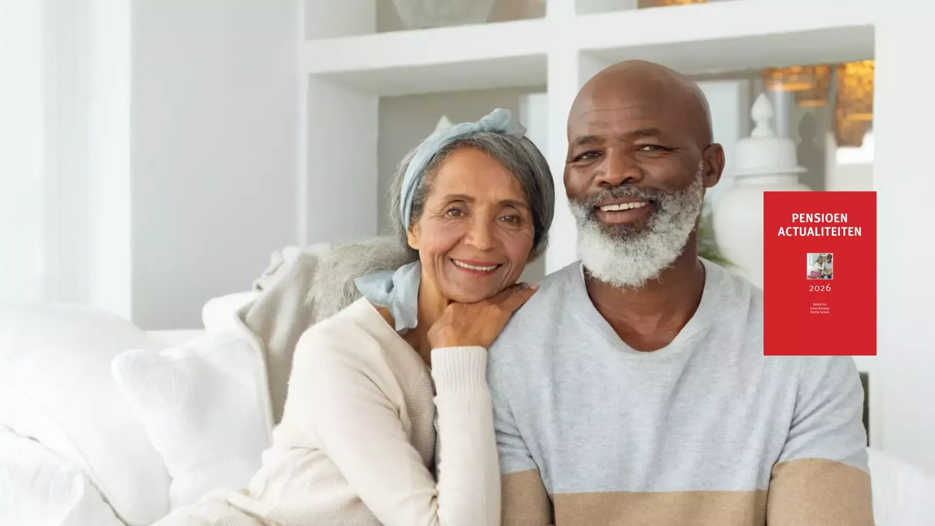 Een gelukkig stel zit samen op een bank.