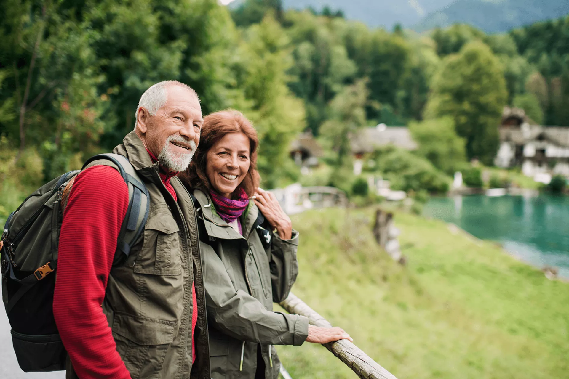 Een ouder koppel geniet van een wandeling in een schilderachtig landschap.