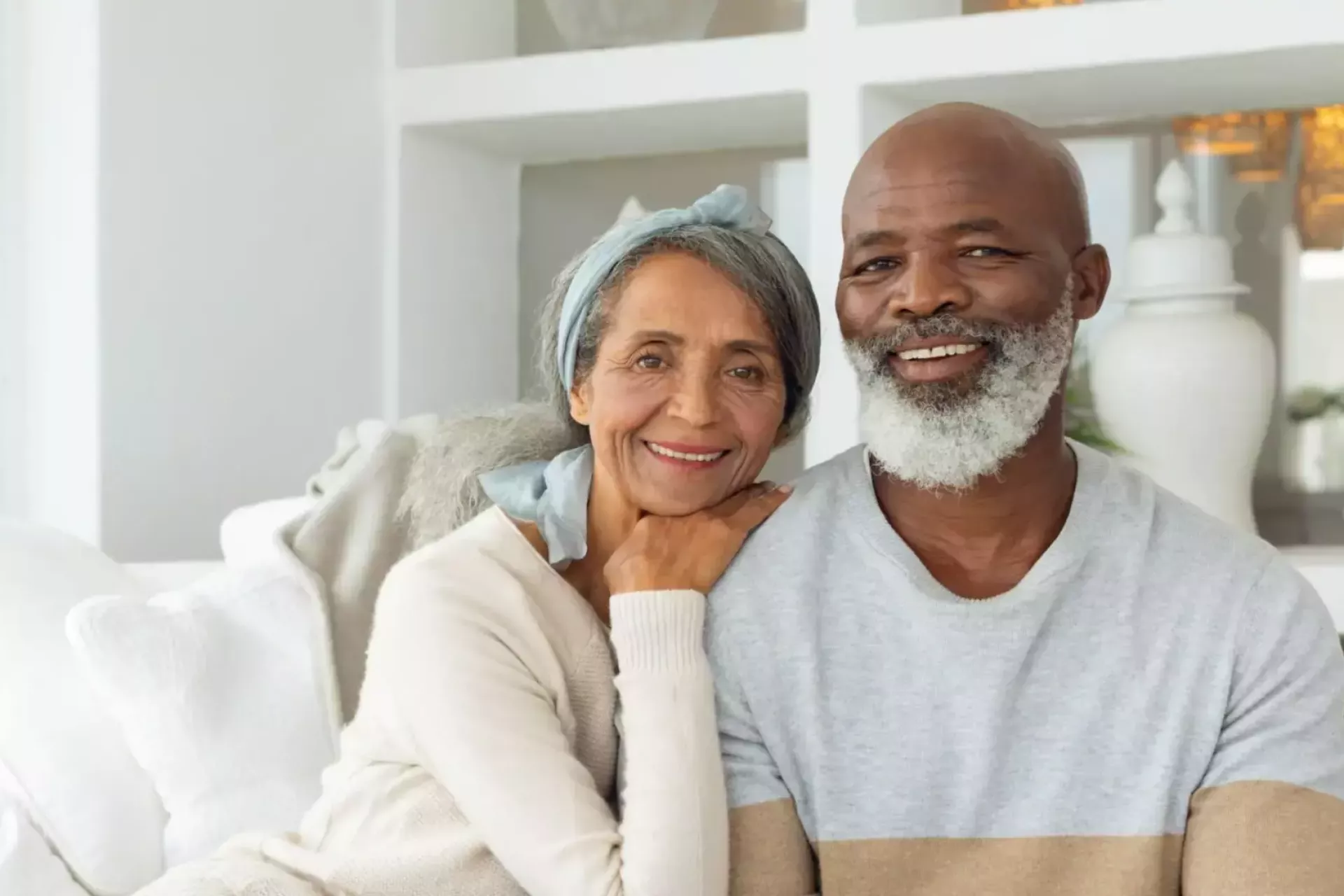 Een gelukkig stel zit samen op een bank.